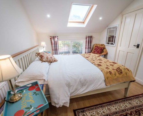 Bright double bedroom with ensuite shower room